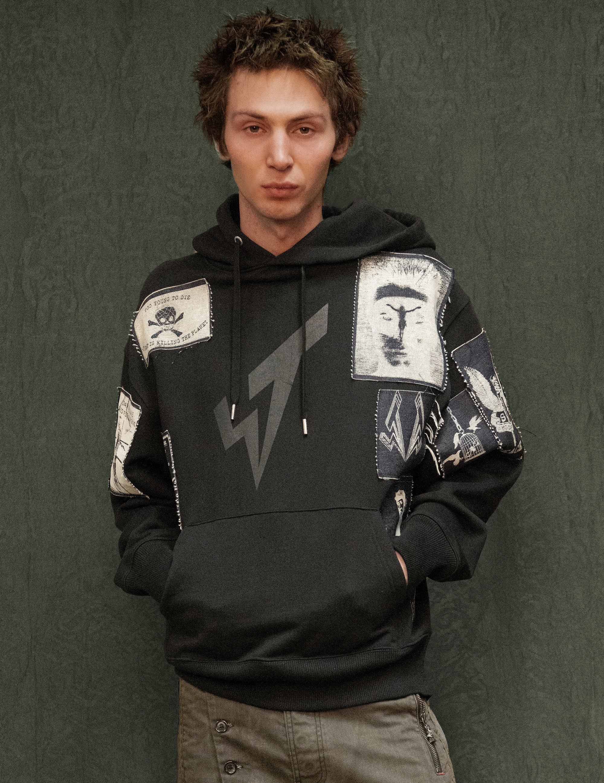 ST – Schwarzer Kapuzenpullover mit Multipatch-Logo