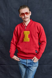 Pullover mit dem Schriftzug „I“
