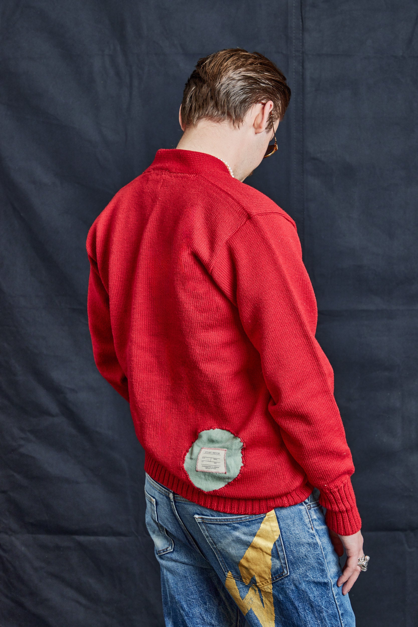 Pullover mit dem Schriftzug „I“