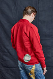 Pullover mit dem Schriftzug „I“