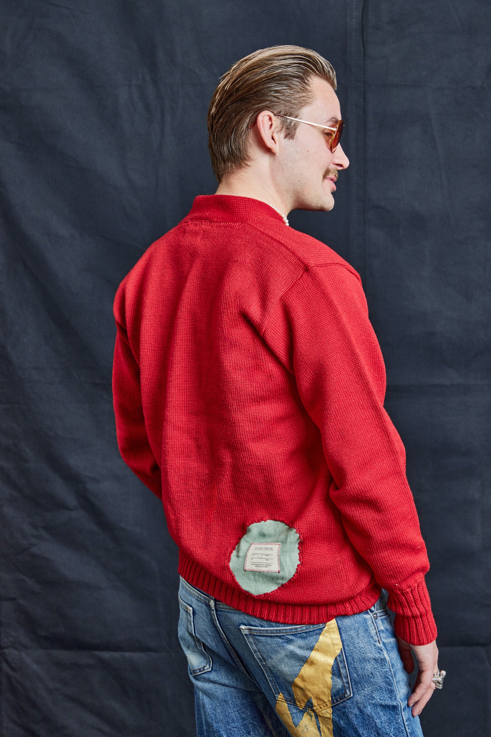 Pullover mit dem Schriftzug „I“