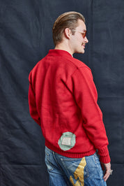 Pullover mit dem Schriftzug „I“