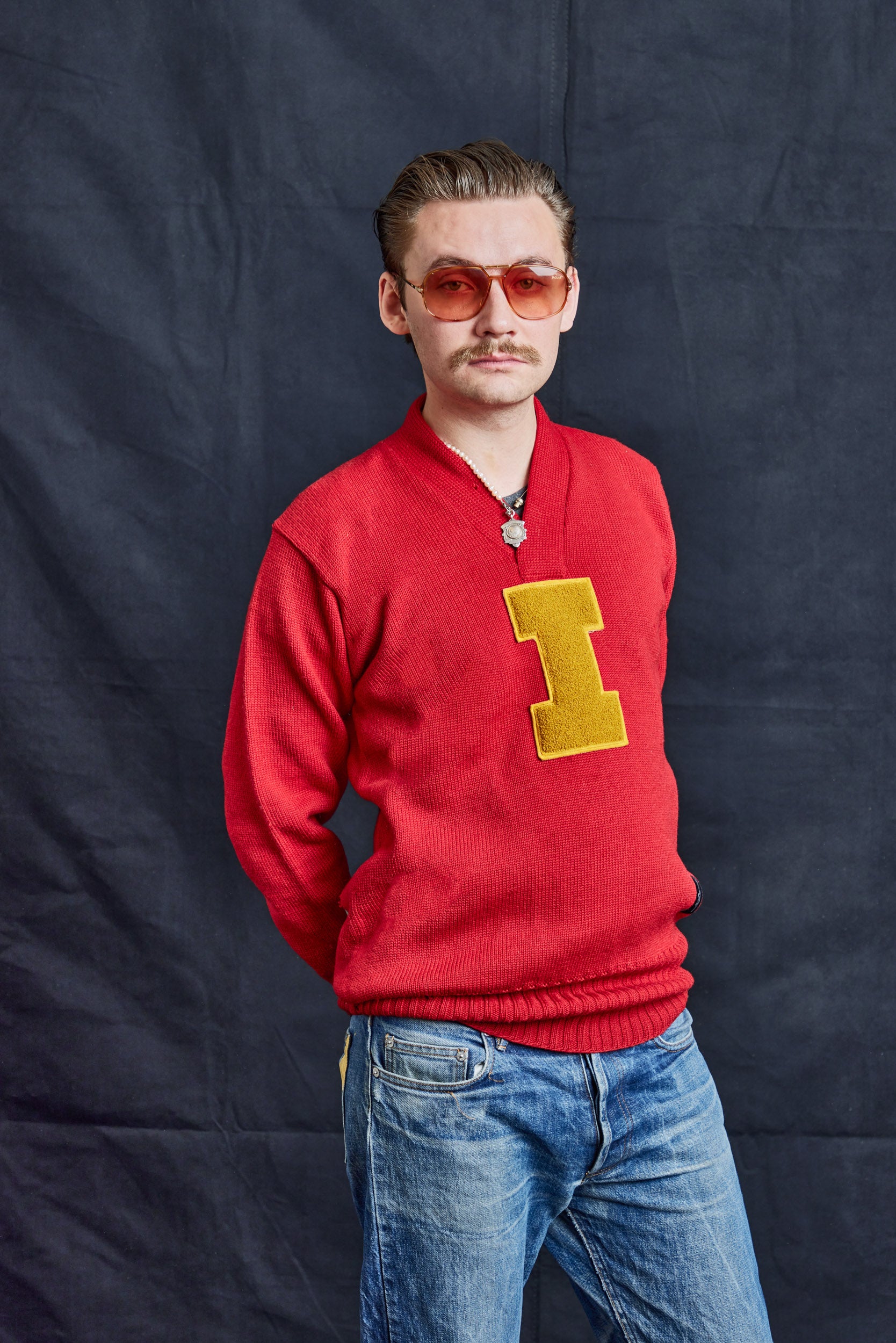 Pullover mit dem Schriftzug „I“