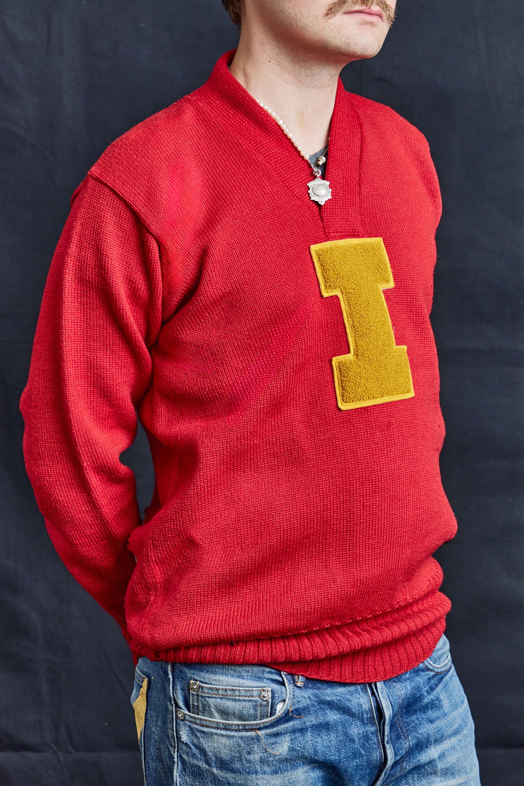 Pullover mit dem Schriftzug „I“