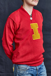 Pullover mit dem Schriftzug „I“