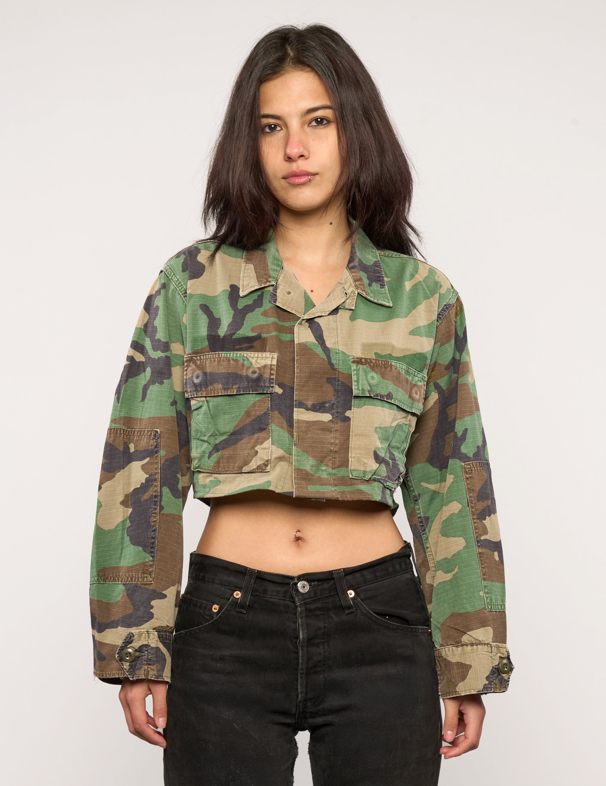 Kurzes Party-Shirt mit Rückenausschnitt – Goldpailletten – Camouflage