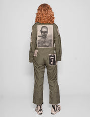 Khakifarbener Jumpsuit mit Patches