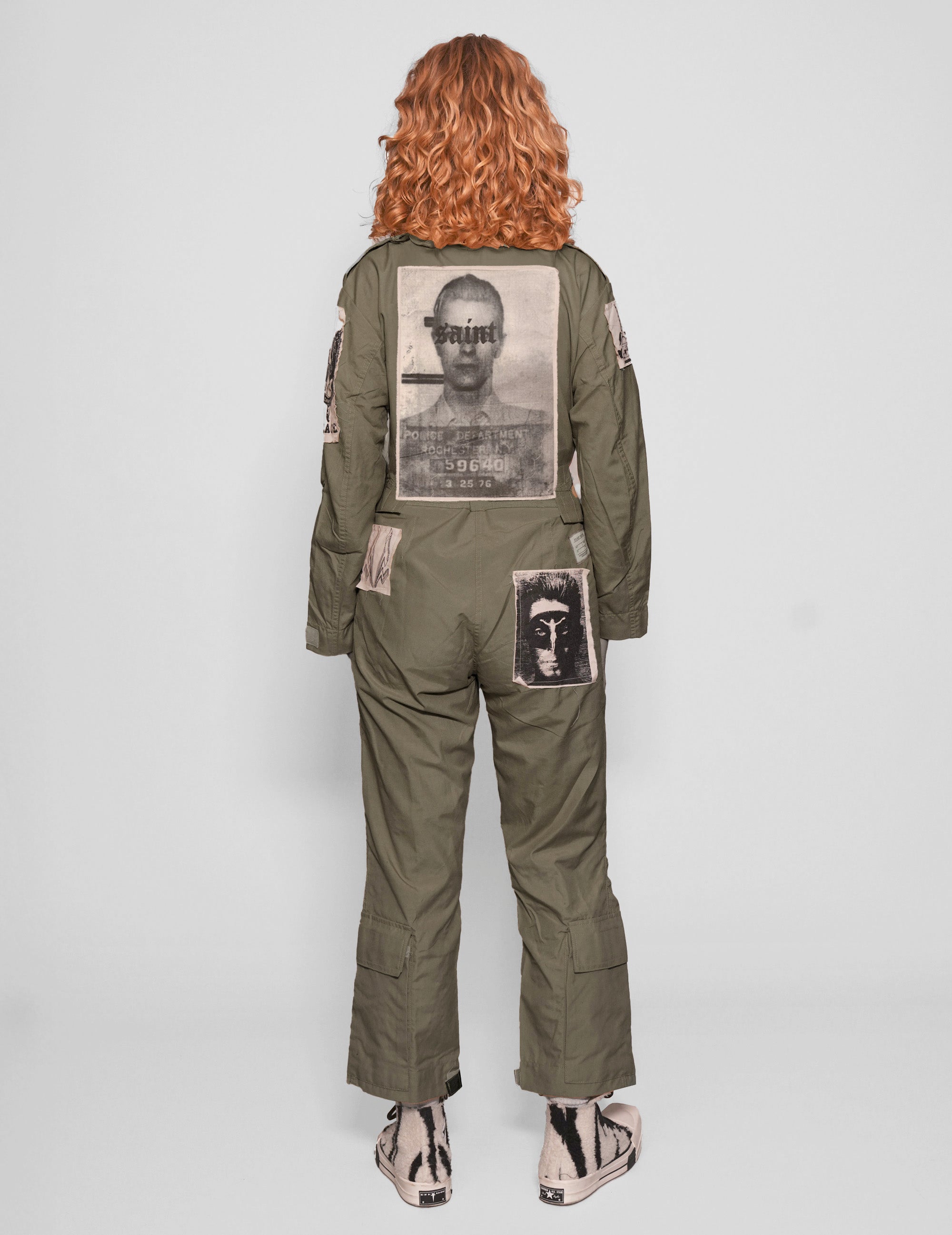 Khakifarbener Jumpsuit mit Patches
