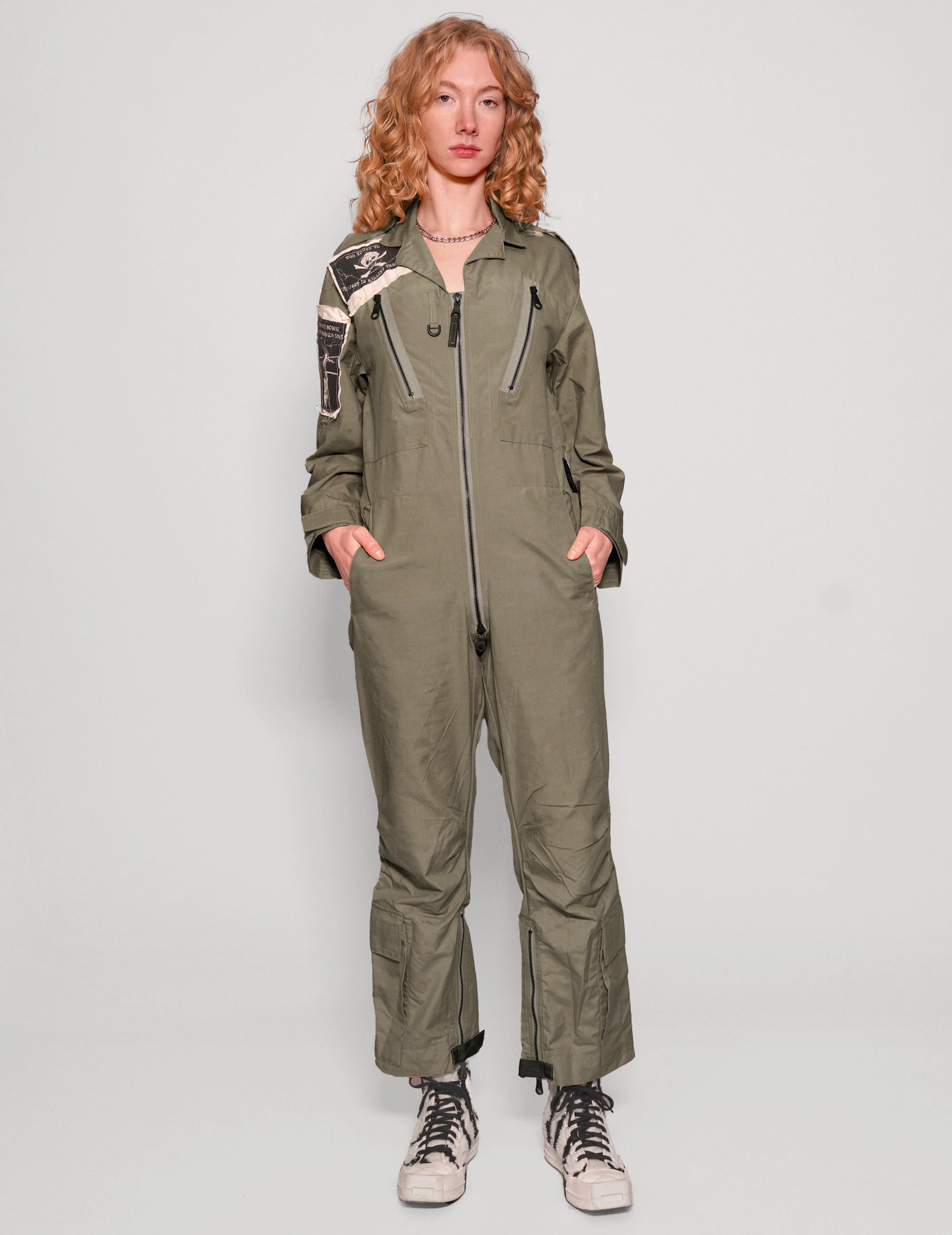 Khakifarbener Jumpsuit mit Patches