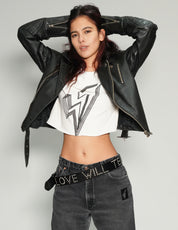 Ledergürtel mit Nieten und dem Aufdruck „Liebe wird uns auseinanderreißen“