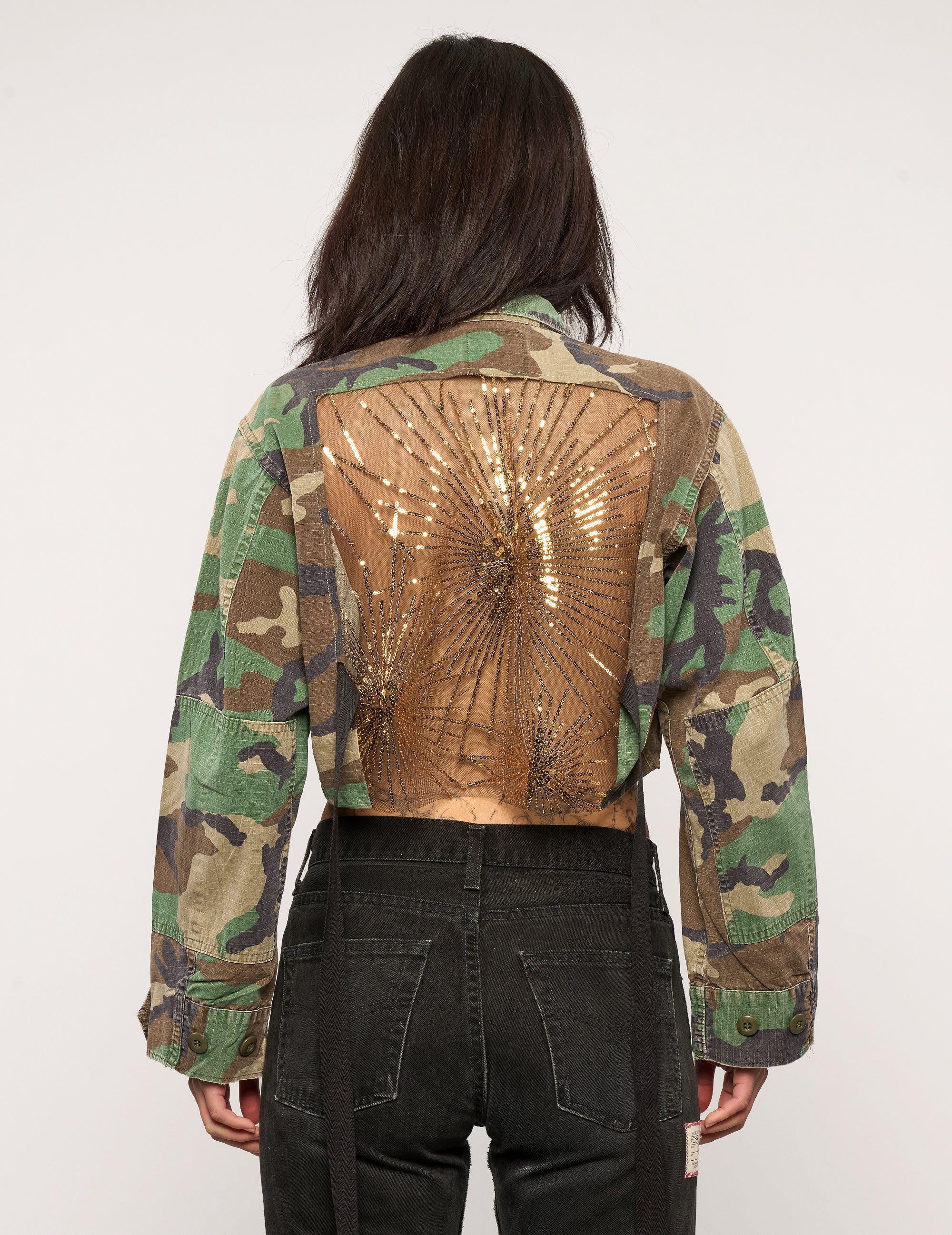 Kurzes Party-Shirt mit Rückenausschnitt – Goldpailletten – Camouflage