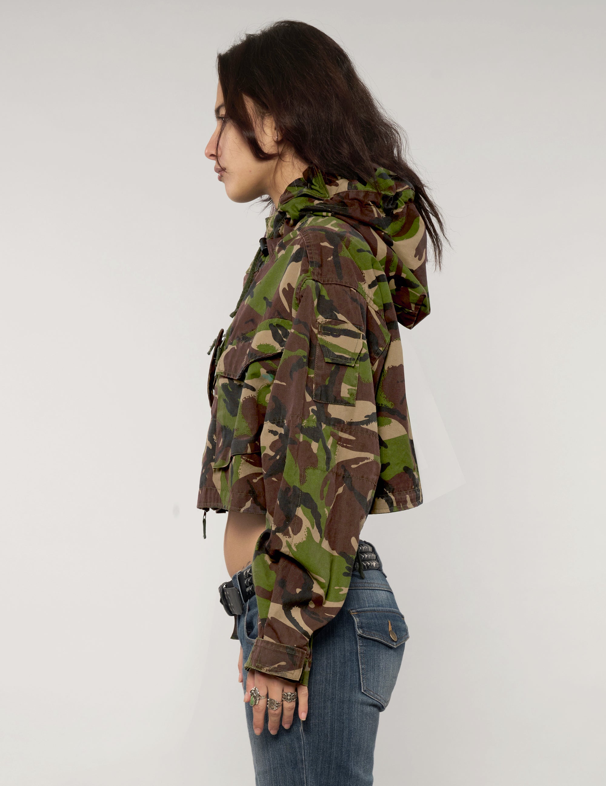 Kurze Kapuzenjacke im Camouflage-Look