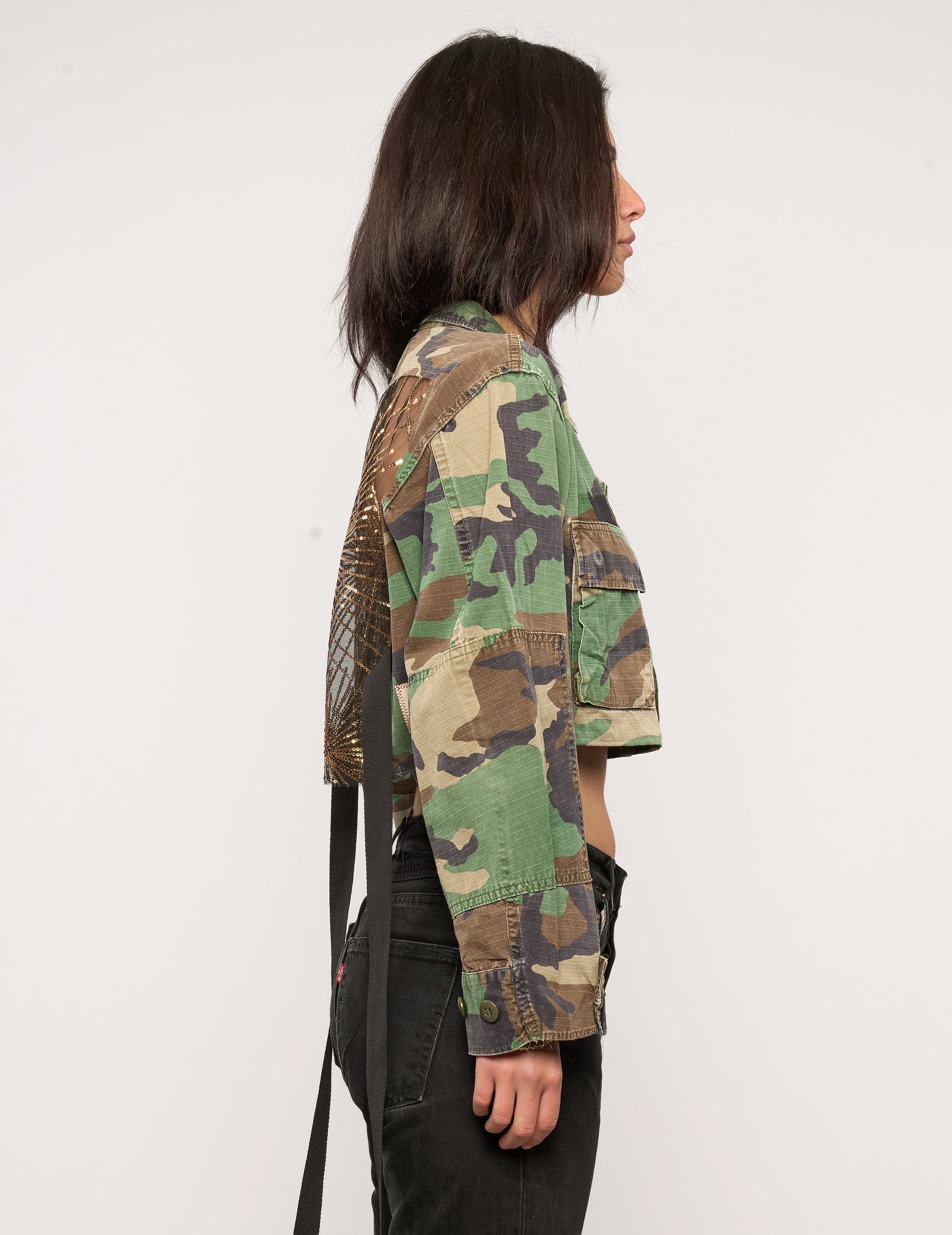 Kurzes Party-Shirt mit Rückenausschnitt – Goldpailletten – Camouflage