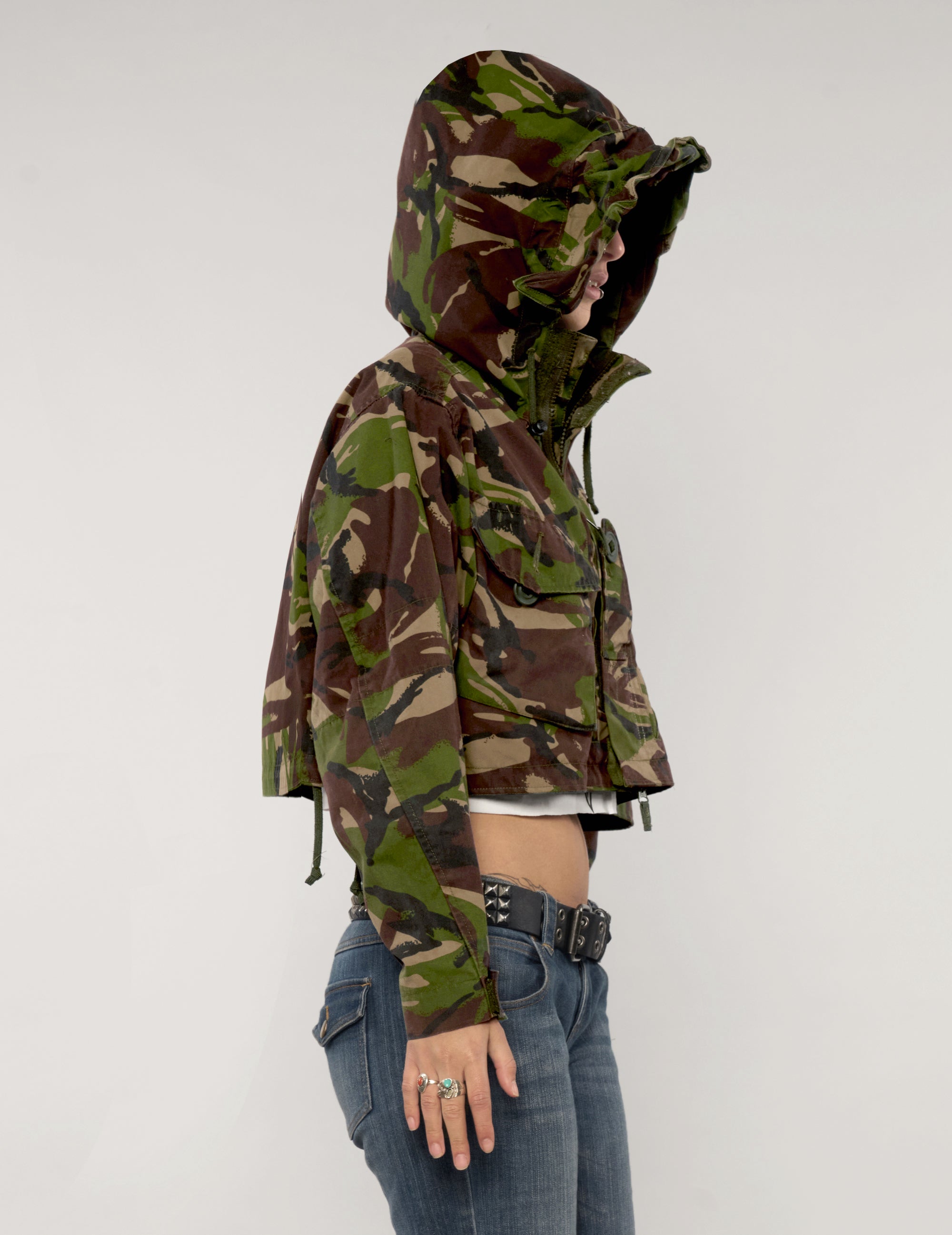 Kurze Kapuzenjacke im Camouflage-Look