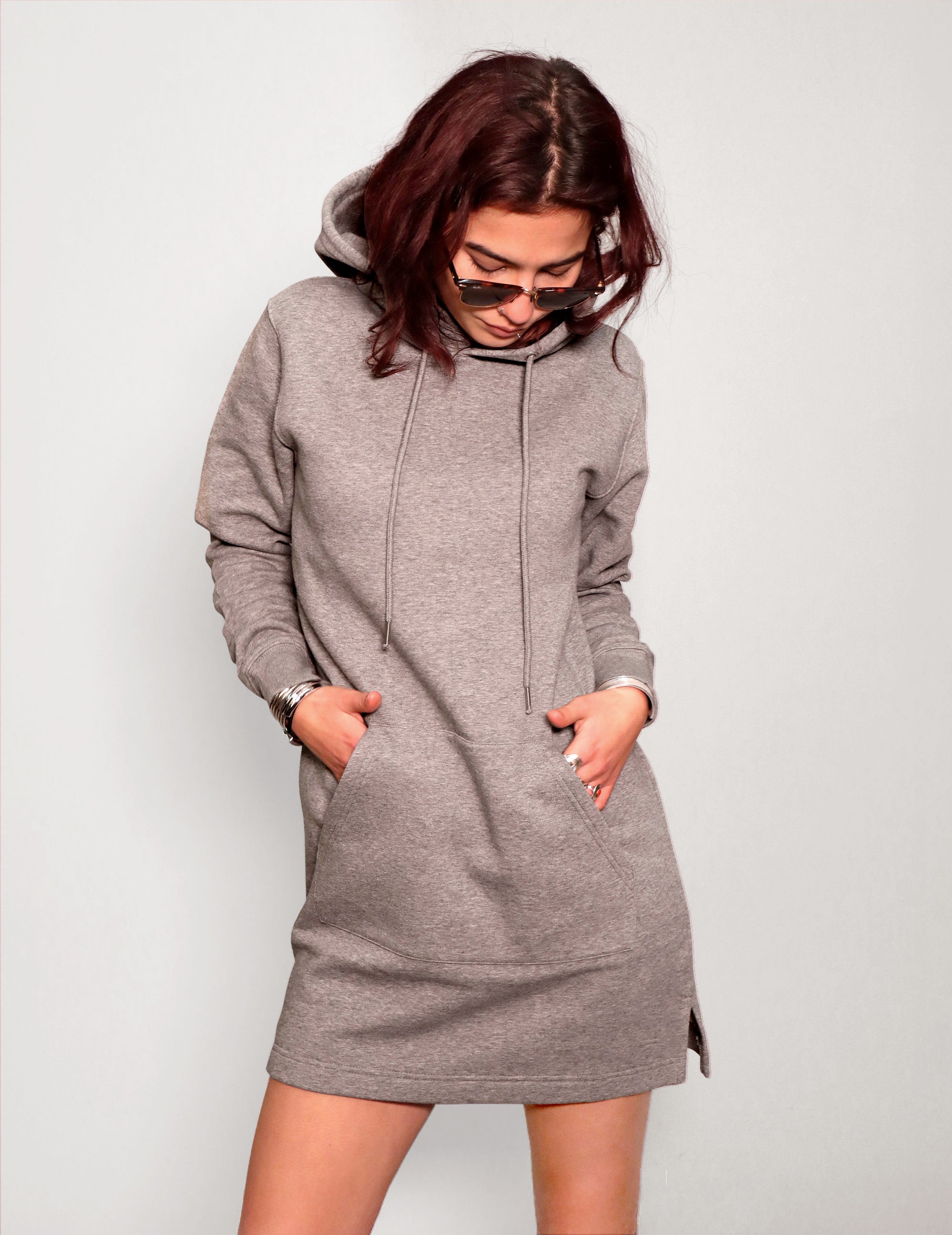 Party-Hoodie-Kleid mit Rückenausschnitt in Grau