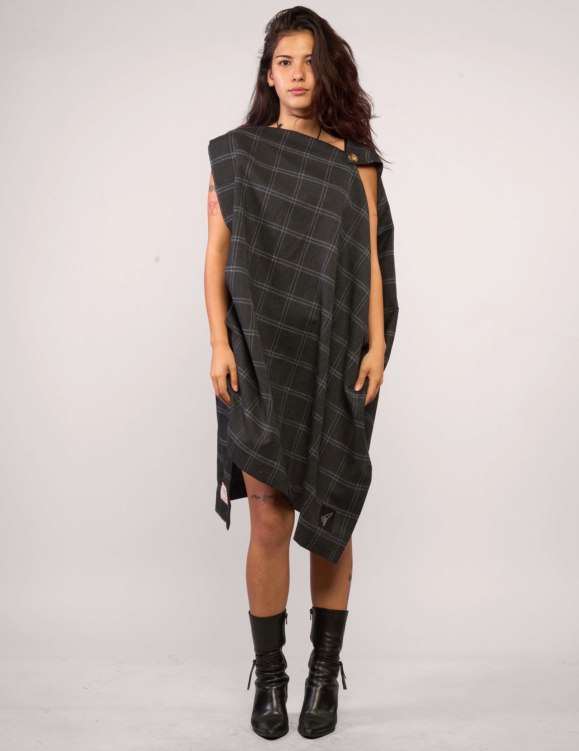 Das Piratenkleid – Anthrazitfarbenes Fensterkaro