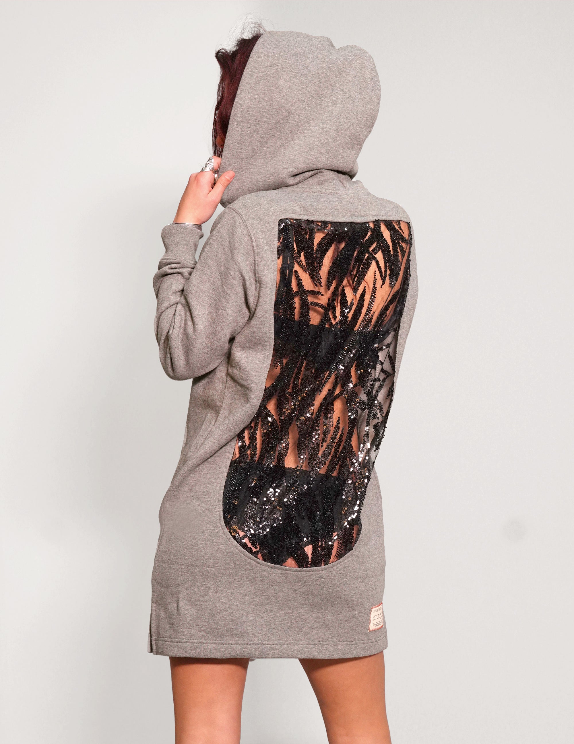 Party-Hoodie-Kleid mit Rückenausschnitt in Grau